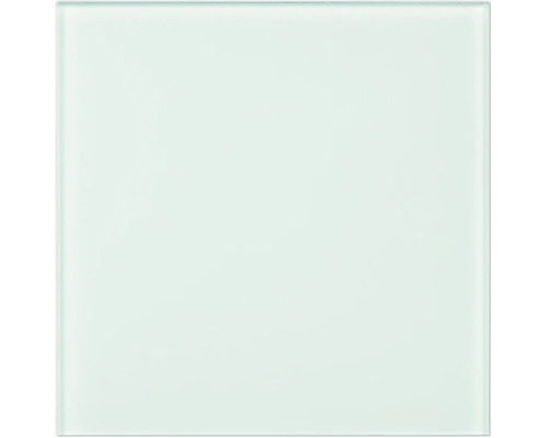 Carreau de verre carré avec une surface lisse.