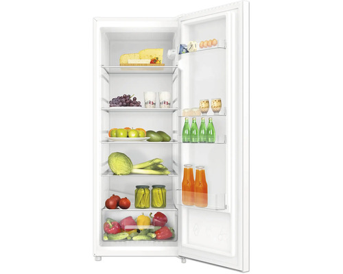 Réfrigérateur blanc ouvert rempli de divers aliments tels que des fruits, des légumes, du fromage, des boissons et des œufs.