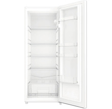 Réfrigérateur avec porte ouverte, quatre clayettes en verre, un bac à légumes et quatre balconnets de porte.