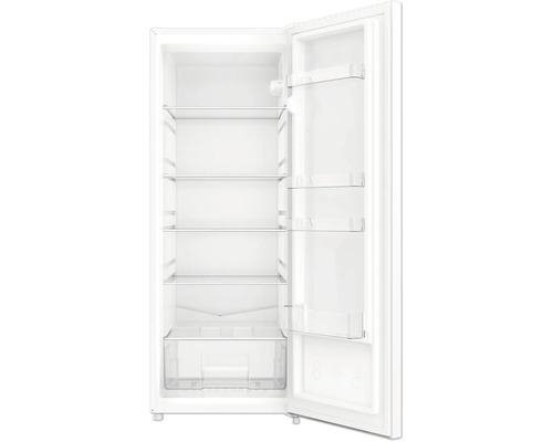 Réfrigérateur avec porte ouverte, quatre clayettes en verre, un bac à légumes et quatre balconnets de porte.