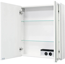 Armoire de toilette ouverte avec deux étagères en verre et une prise de courant intégrée à l'intérieur.