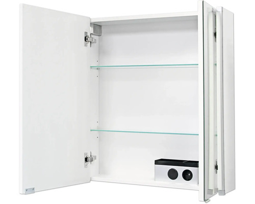 Armoire de toilette ouverte avec deux étagères en verre et une prise de courant intégrée à l'intérieur.