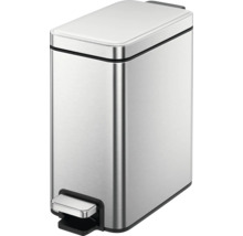 Poubelle à pédale rectangulaire en acier inoxydable brossé avec couvercle plat.