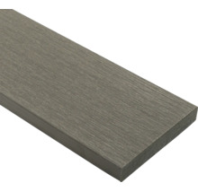 Graue Terrassendiele aus Holz-Kunststoff-Verbundwerkstoff mit Holzmaserung und strukturierter Oberfläche.