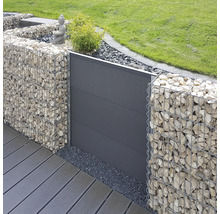 Aménagement de jardin moderne avec gabions en paniers métalliques remplis de pierres et brise-vue en panneaux à côté d une terrasse.