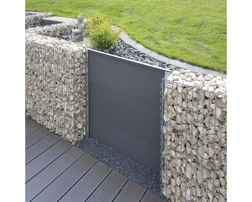 Aménagement de jardin moderne avec gabions en paniers métalliques remplis de pierres et brise-vue en panneaux à côté d une terrasse.