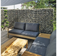 Moderne Gartenlounge auf Holzterrasse mit Gabionenwand im Hintergrund, Lounge-Möbel aus Holz mit grauen Auflagen und passendem Couchtisch.