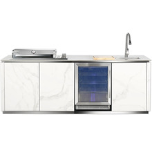 Moderne Außenküche mit integriertem Gasgrill, Edelstahlspüle und eingebautem Kühlschrank. Fronten in Marmoroptik.