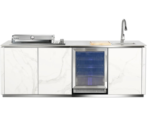 Moderne Außenküche mit integriertem Gasgrill, Edelstahlspüle und eingebautem Kühlschrank. Fronten in Marmoroptik.