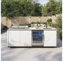 Aussenküche mit Grill, Spüle und Weinkühlschrank in Marmor-Optik auf einer Terrasse vor einem Holzzaun.