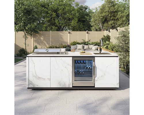 Aussenküche mit Grill, Spüle und Weinkühlschrank in Marmor-Optik auf einer Terrasse vor einem Holzzaun.