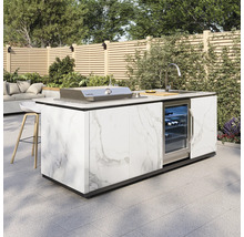Moderne Außenküche an Marmeroptik mat integréiertem Grill, Spull a Frigo op enger hellerer, organiséierter Terrass.