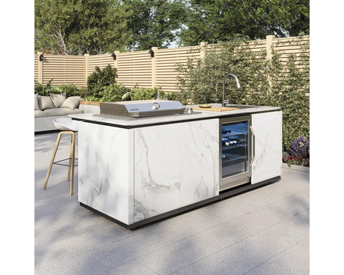 Moderne Außenküche an Marmeroptik mat integréiertem Grill, Spull a Frigo op enger hellerer, organiséierter Terrass.