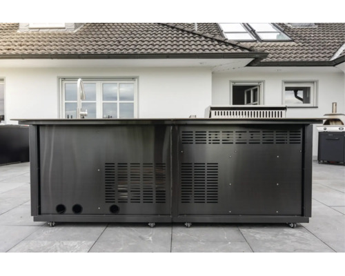 Mobile Outdoor-Küche aus schwarzem Metall mit Spüle, Armatur und integriertem Grill auf einer Terrasse vor einem Wohnhaus.