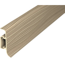 Plinthe en plastique avec veinage bois et passage de câbles intégré.