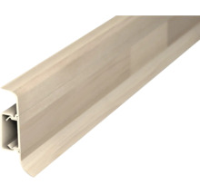 Plinthe aspect bois avec passage de câbles intégré en plastique.