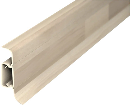 Plinthe aspect bois avec passage de câbles intégré en plastique.