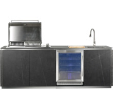 Außenküche mit integriertem Gasgrill, Getränkekühlschrank, Spülbecken mit Wasserhahn und dunklen Schränken in Marmoroptik.
