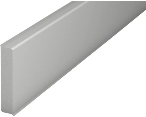 Flachprofil Sockelleiste mit rechteckigem Querschnitt und leicht abgerundeter Oberkante.