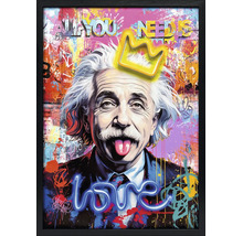 Tableau mural style pop art avec Albert Einstein tirant la langue, une couronne, le texte Love et All you need is dans un cadre noir.