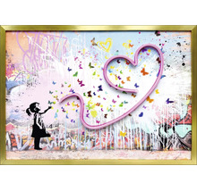 Modernes Wandbild im Street-Art-Stil mit Mädchen-Silhouette, bunten Schmetterlingen und einem rosa Herz in einem Goldrahmen.