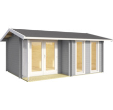 Abri de jardin moderne en bois gris et blanc avec toit à deux pans, double porte vitrée, deux grandes fenêtres et petite terrasse.