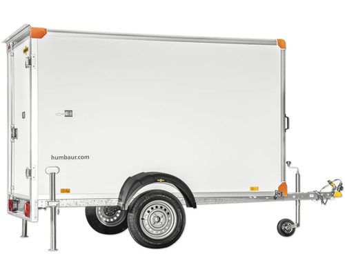 Remorque fourgon Humbaur à un essieu avec carrosserie blanche, béquilles arrière et roue jockey pour un transport sécurisé.