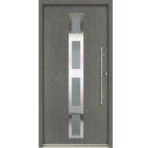 Porte d'entrée grise avec insert vitré vertical dans un cadre en acier inoxydable et longue poignée de tirage en acier inoxydable.