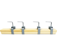 Quatre serre-joints métalliques fixant deux planches de bois superposées.