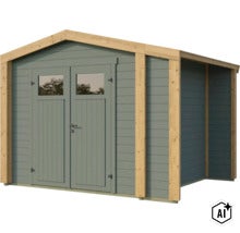 Abri de jardin en bois avec porte double, deux fenêtres et extension latérale pour un espace de rangement supplémentaire. (Image AI modified or generated)