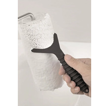 Grattoir pour rouleau à peinture en plastique utilisé pour enlever l'excès de peinture d'un rouleau.