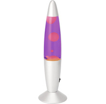 Lampe à lave en forme de fusée avec socle et couvercle argentés, remplie de liquide violet et de cire rose.