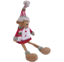 Ours en peluche assis en tenue d'hiver avec bonnet pointu, écharpe et robe rouge.