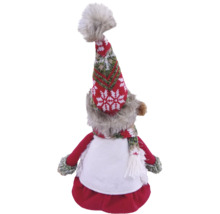 Figurine de décoration de Noël avec bonnet tricoté rouge et vert, écharpe et vêtement blanc avec fausse fourrure.