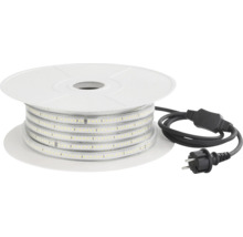 Ruban lumineux à LED sur bobine blanche avec câble d'alimentation noir et fiche.