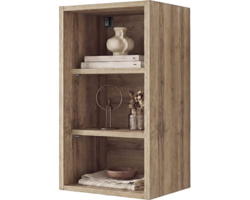 Étagère murale en aspect bois avec trois compartiments, décorée d'un vase, de livres, d'une sculpture, de fleurs et d'un bol.