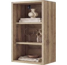 Étagère murale ouverte aspect bois à trois niveaux, garnie de divers objets de décoration.