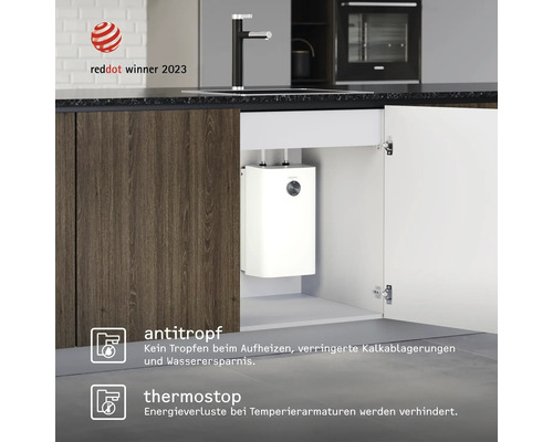 Petit chauffe-eau dans un meuble de cuisine sous un évier avec robinetterie, logo Red Dot Winner 2023, fonctions anti-goutte et thermostop.
