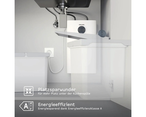 Petit chauffe-eau Stiebel Eltron installé sous un évier pour gagner de la place, classe d'efficacité énergétique A.