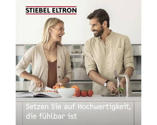 "Stiebel Eltron Logo. Un couple prépare un repas dans une cuisine moderne