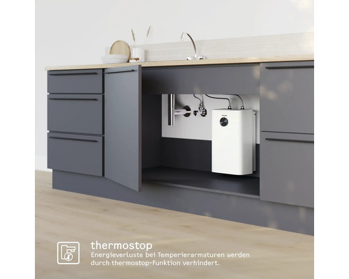 Chauffe-eau sous évier dans un meuble de cuisine moderne avec fonction thermostop pour éviter les pertes d'énergie.