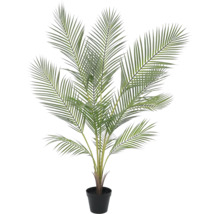 Künstliche Palme im schwarzen Kunststofftopf mit ausladenden grünen Palmwedeln.