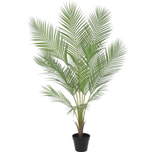 Künstliche Palme mit grünen Wedeln in einem schwarzen Kunststofftopf.