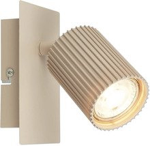 Spot mural beige avec abat-jour nervuré et plaque murale rectangulaire.
