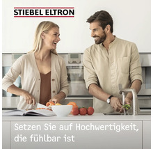 "Stiebel Eltron Logo. Un couple prépare un repas dans une cuisine moderne