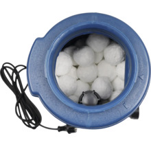 Vue de dessus d'une pompe de filtration de piscine remplie de balles filtrantes blanches avec un cordon d'alimentation noir.
