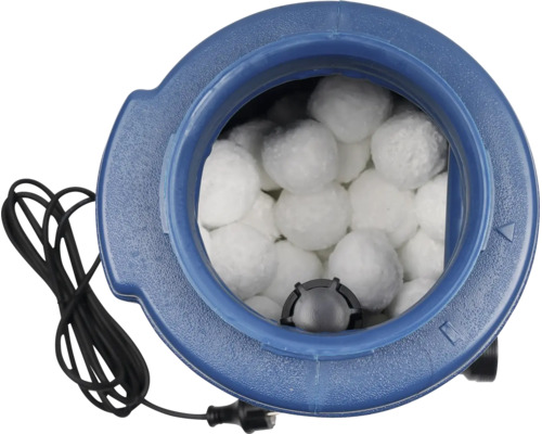 Vue de dessus d'une pompe de filtration de piscine remplie de balles filtrantes blanches avec un cordon d'alimentation noir.