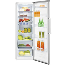 Réfrigérateur ouvert en aspect acier inoxydable avec clayettes en verre et balconnets de porte, rempli de fruits, légumes et boissons.