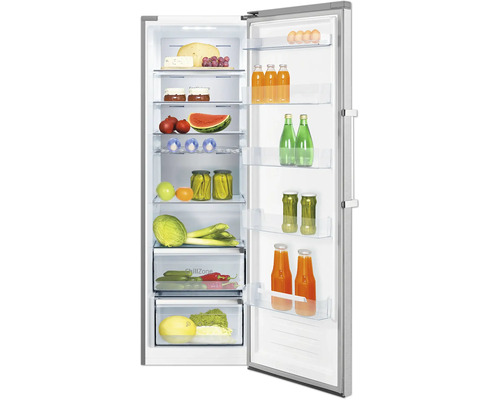 Réfrigérateur ouvert en aspect acier inoxydable avec clayettes en verre et balconnets de porte, rempli de fruits, légumes et boissons.