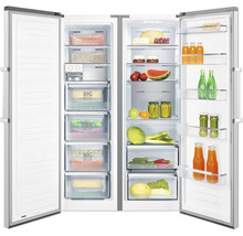 Réfrigérateur américain combiné ouvert avec tiroirs de congélation transparents, clayettes en verre et balconnets de porte, rempli d'aliments.